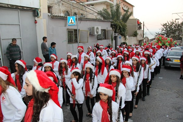 بالفيديو: الآلاف في الكرنفال والاستعراض الكشفي بمناسبة عيد الميلاد في مدينة يافا